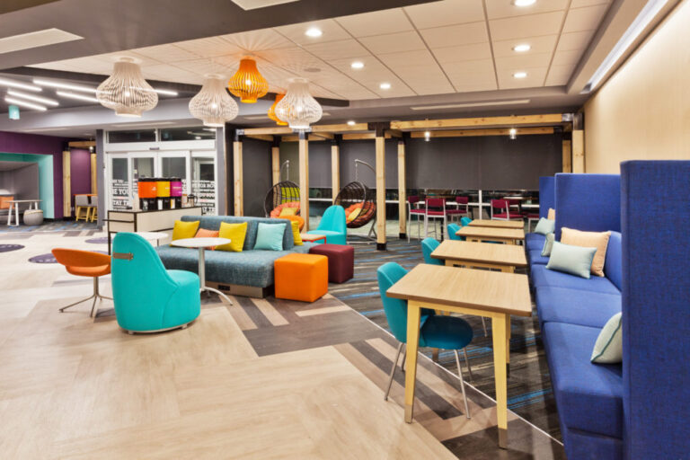 Tru_By_Hilton_Auburn_Lobby_14-1024x683